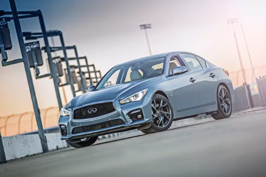 Infiniti Q50 AWD 2015: Đây là mẫu sedan thể thao cỡ vừa sử dụng hệ truyền động thông minh đến các bánh xe. Q50 sử dụng động cơ 328 mã lực V6 và 360 mã lực V6. Cả 2 động cơ này đều sử dụng hộp số tự động 7 cấp.