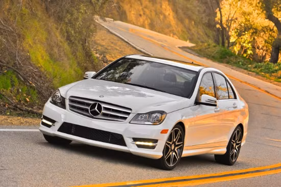 Mercedes-Benz C-Class 4Matic 2015: Được tái thiết kế lại hoàn toàn, Mercedes C-Class 4Matic có 2 phiên bản với 2 loại động cơ khác nhau: 2.0 lít turbo 4 xi-lanh, 3.0 lít turbo V6. Cả 2 phiên bản này đều sử dụng hộp số 7 cấp. Phong cách nổi bật chính là điều mà mẫu sedan C-Class mới này thành công hơn so với người tiền nhiệm của mình.