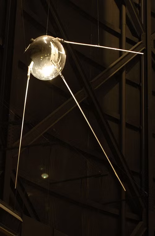 Sputnik (1957) là một loạt các tàu không gian không người lái do Liên Xô cũ phóng lên không gian để thử nghiệm khả năng hoạt động của vệ tinh tự nhiên.