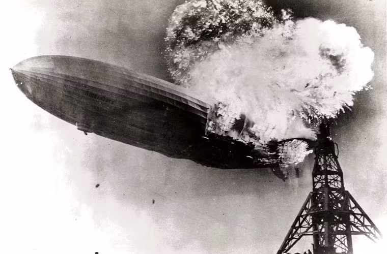 Chiếc máy bay khí cầu nổi tiếng LZ 129 Hindenburg đã bị bắt lửa tại cột mốc kéo và cháy rụi khi hạ cánh trong chuyến bay từ Frankfurt, Đức tới trạm Lakehurst Naval ở Lakehurst, New Jersey, Mỹ.