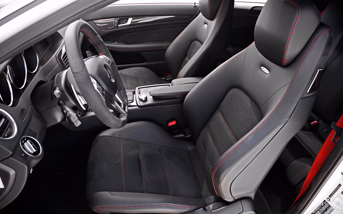 Nội thất của xe bao gồm ghế ngồi AMG Performance, một số chi tiết chất liệu carbon, đai an toàn màu đỏ của Desigo. Thảm sàn và các chi tiết khác được bọc da Nappa, không gian bên trong được trang trí bởi các đường gân màu đỏ tương phản.