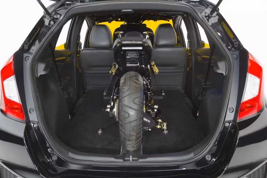 Bên cạnh Fit, tại triển lãm này, Honda cũng đồng thời giới thiệu dòng xe đua HPD động cơ "thùng", thêm vào đó là các mẫu mô tô địa hình Pioneer 500 (UTV), NC700X, CBR300R và mẫu Groms thuộc dòng Powersports.
