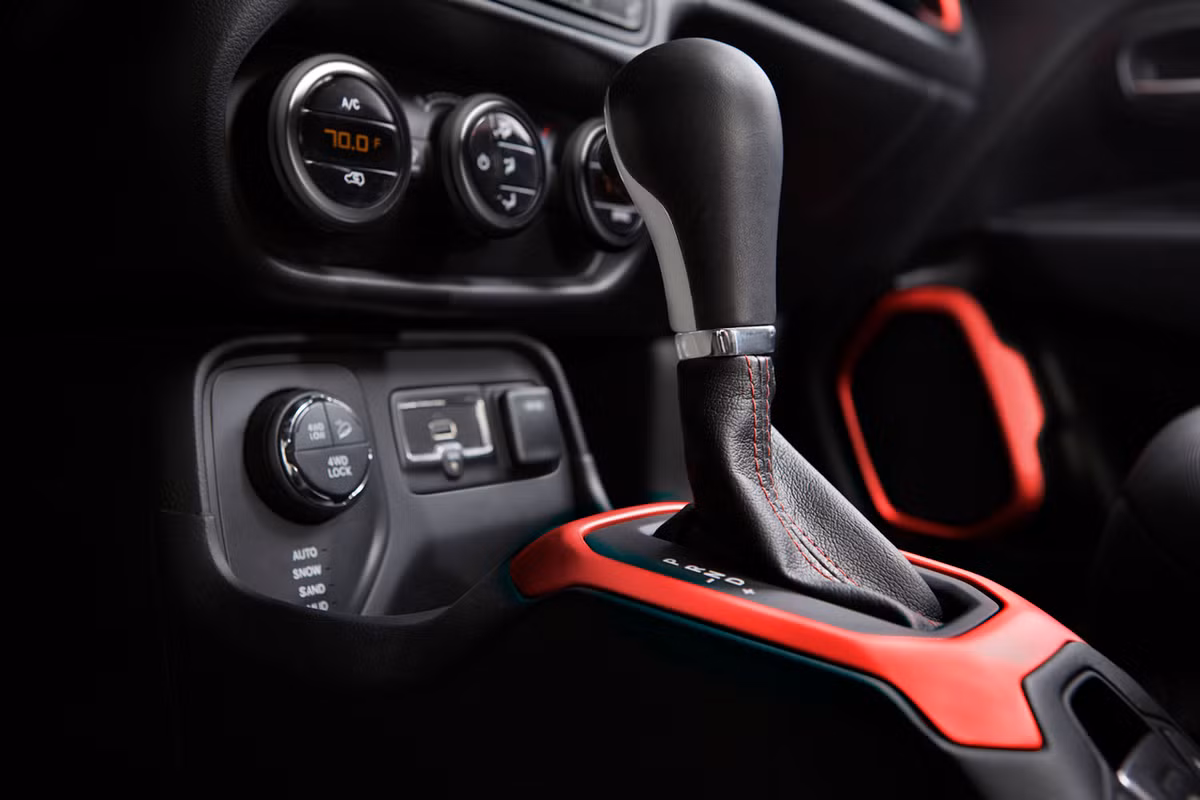 Jeep Renegade 2015 sử dụng động cơ xăng 4 xi-lanh, dung tích 1,4 lít, sản sinh công suất tối đa 160 mã lực. Hộp số tay 6 cấp. Bên cạnh đó là động cơ diesel tăng áp, dung tích 1,3 lít, tạo ra công suất tối đa 105 mã lực và mô-men xoắn cực đại 236 lb-ft dành cho thị trường châu Âu.