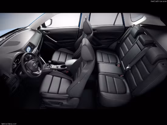 Thiết kế nội thất của Mazda CX-5 mang tính thực tế cao với hệ thống ghế bọc da cao cấp có tính năng sưởi và thông gió, vô-lăng phong cách thể thao 3 chấu bọc da, cửa sổ trời, bảng điều khiển trung tâm…