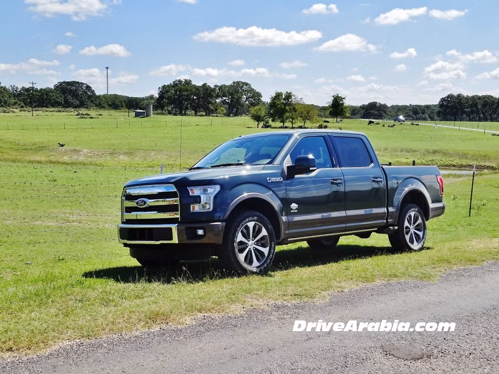 Ford sử dụng nhiều vật liệu mới như hợp kim nhôm trong chế tạo khung gầm, động cơ của F-150 giúp giảm khoảng 315 kg trọng lượng và cải thiện khả năng tăng tốc của xe.