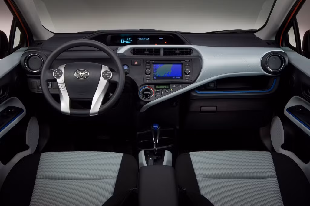 Hệ thống lái Hybrid Synergy Drive tích hợp hoạt động của 1 động cơ xăng, một động cơ điện, pin nhiên liệu, bộ chuyển đổi DC-DC. Toyota Prius C có 3 chế độ lái là Normal, ECO và EV.