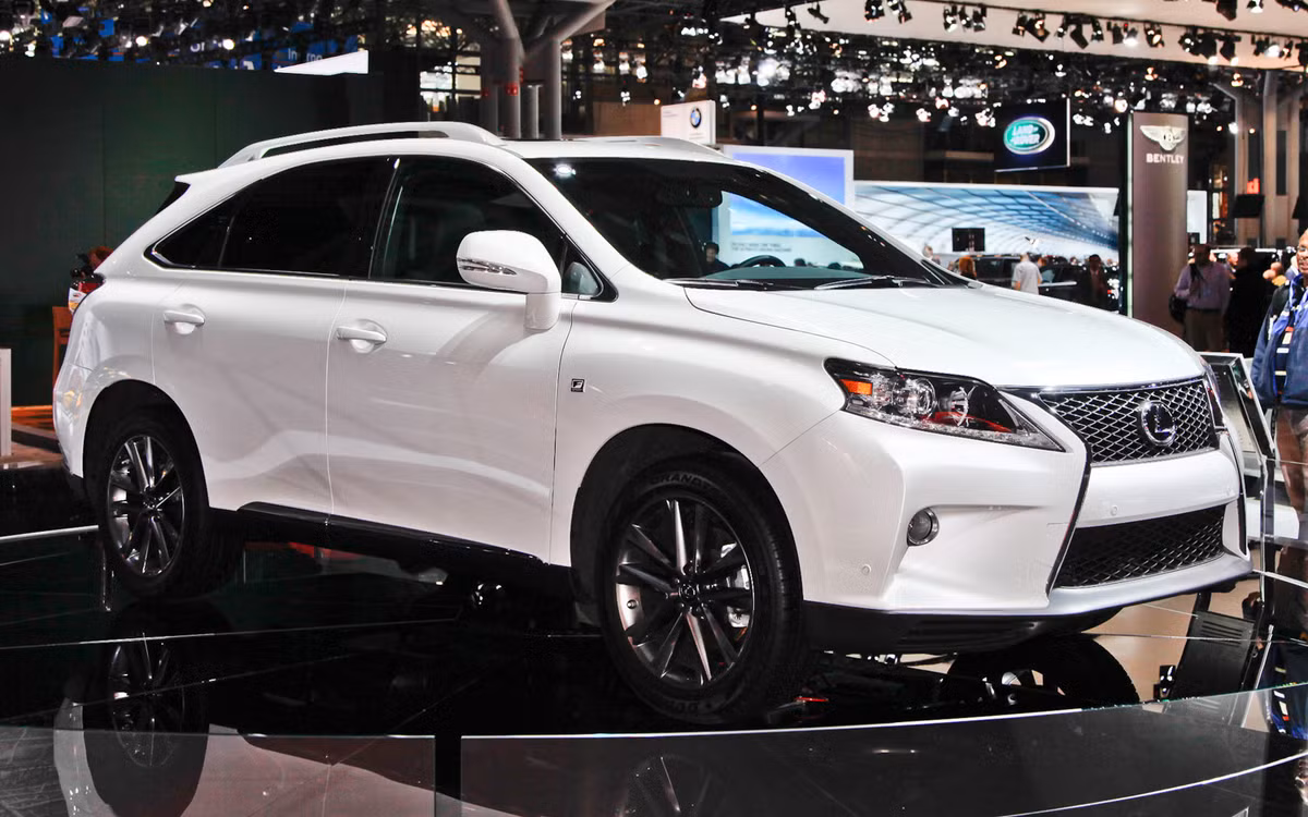 NX 200t sẽ có 5 gói tùy chọn cho khách hàng bao gồm S, SE, Luxury, F Sport và Premier. Ngoại trừ F sport, các tùy chọn còn lại sẽ được sản xuất với 6 lựa chọn về màu sắc.