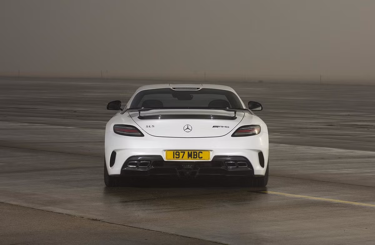 Bộ phận cánh gió phía sau và bộ Aero được cải tiến cho phép SLS AMG Black có thể đạt tốc độ tối đa lên đến 315km/h mà vẫn vận hành cực an toàn.