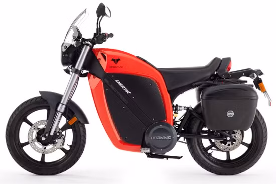 Xe có thân dài và sở hữu thiết kế có phần “kín đáo” hơn so với những mẫu mô tô hiện hành khác. Trọng lượng của Brammo Enertia Plus lên đến 147 kg.