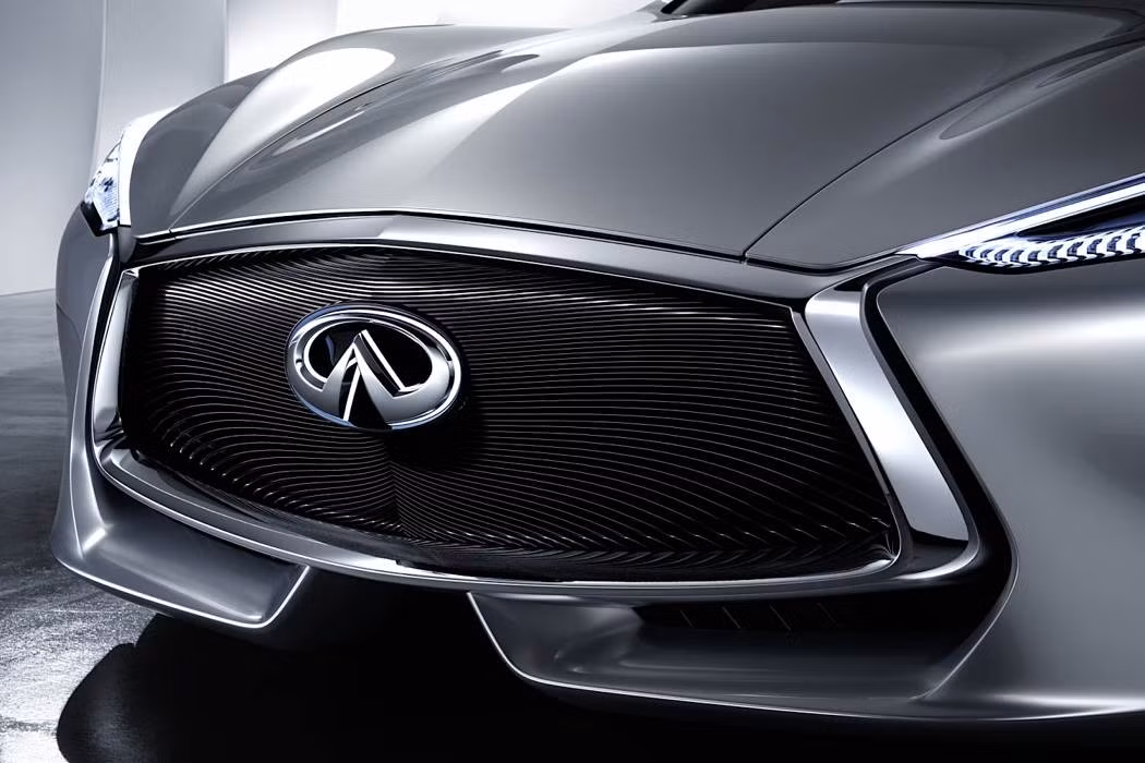 Lưới thoát khí phía mui xe khá rộng, chất liệu hoàn toàn là sợi carbon.