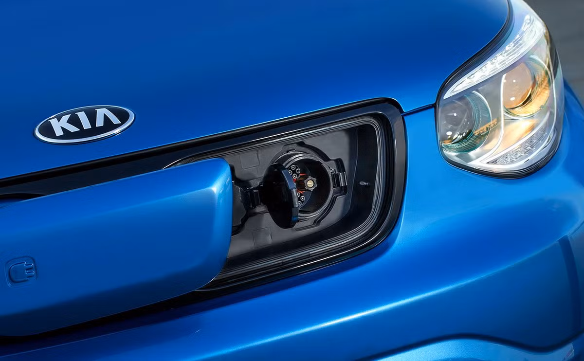 Không giống các dòng xe hơi chạy điện khác, Kia Soul EV 2015 có bộ phận sạc đạt tiêu chuẩn công suất 6.6kW, giúp rút ngắn thời gian sạc.