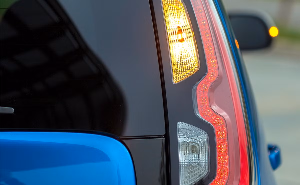 Tổ hợp đèn hậu cũng được trang bị hoàn toàn công nghệ LED.
