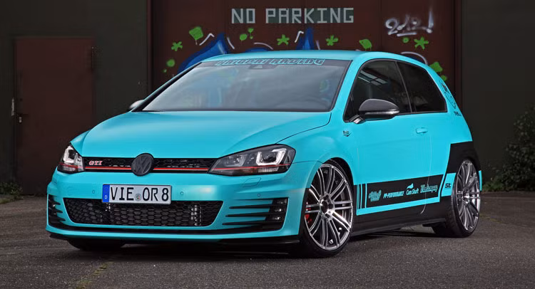 GTI MK7 được bổ sung lưới tản nhiệt kiểu tổ ong, phần cánh gió trước của xe được làm từ sợi carbon, kích cỡ rộng hơn các mẫu trước đây. Ngoài ra, dải màu đỏ nằm ngang trên lưới tản nhiệt cũng là điểm nhấn giúp phân biệt Golf GTI MK7 với nguyên bản.