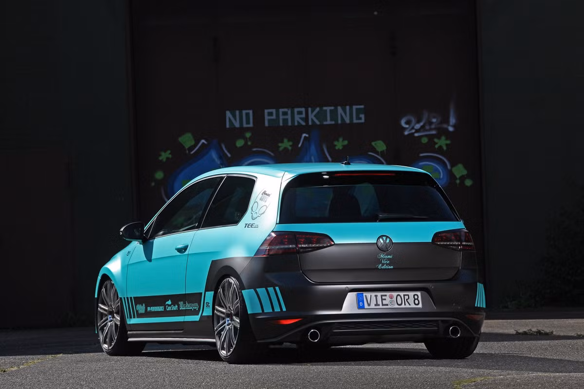 Từ phía sau, có thể thấy GTI MK7 được trang bị đôi đèn hậu màu đỏ đậm, hai ống xả và hệ thống khuếch tán gió mới.
