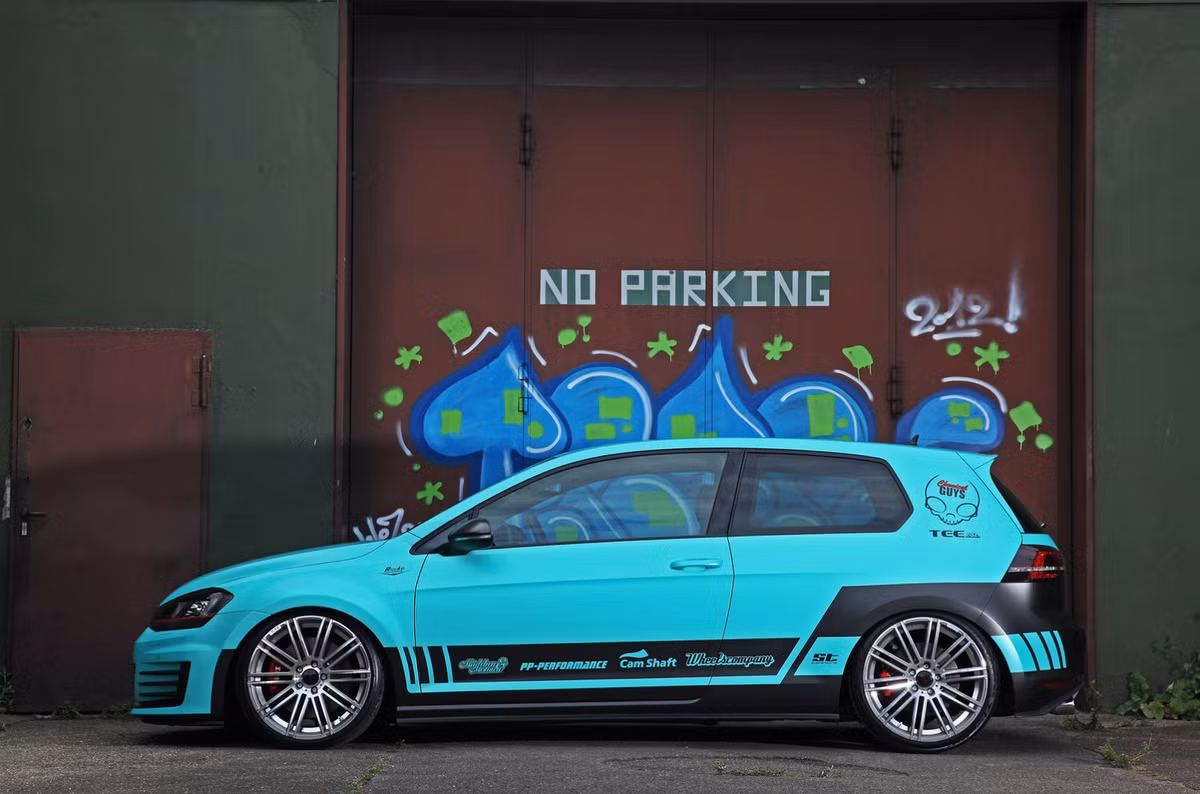 Golf GTI MK7 thuộc dòng xe trục cam, nổi bật ngay từ lần gặp đầu tiên bởi lớp áo màu xanh mòng két bóng bẩy.