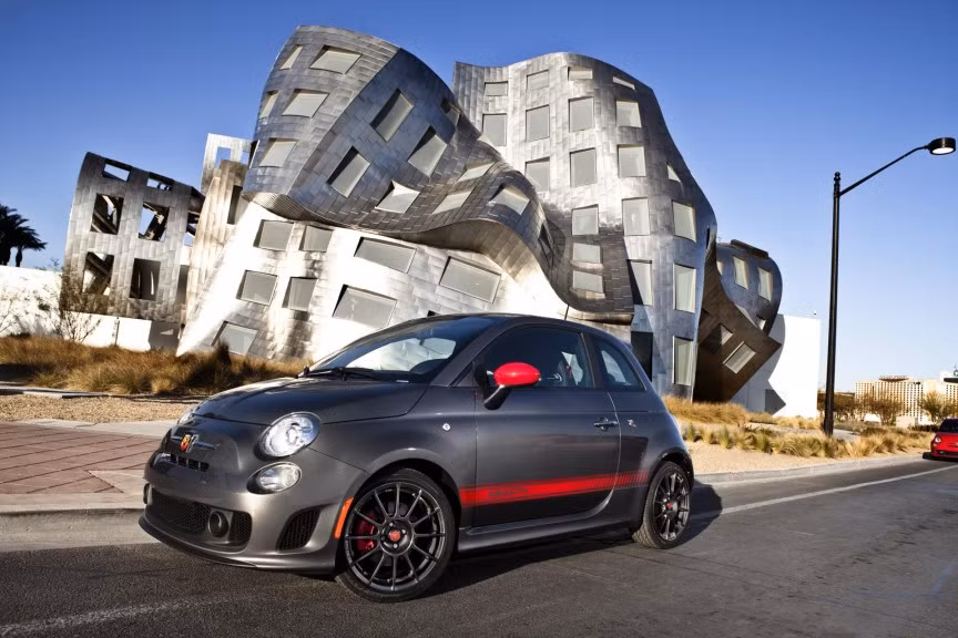 Fiat 500 Abarth có thể trông giống như một món đồ chơi nhưng khi đồng hành cùng mẫu xe nhỏ bé này trên con đường quanh co yêu thích, bạn sẽ cảm nhận được độ chắc chắc và bám đường tuyệt vời của nó. Động cơ inline-4 dung tích 1,4 lít mang đến công suất 170 mã lực với tốc độ tối đa 129m/p.