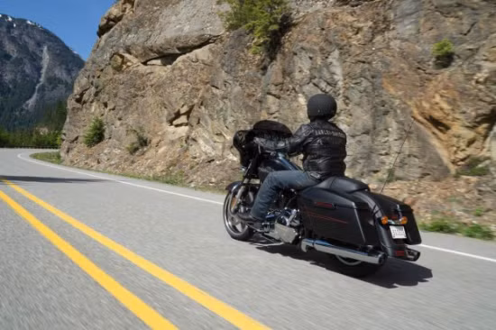 CVO Street glide Harley-Davidson: Hệ thống âm thanh Boom 600 watt với 4 loa trước cho chất lượng âm thanh trên cả tuyệt vời của phiên bản xe này khiến dân chơi được dịp “đã tai”. Các trang trí màu sắc khung xe (4 màu) giúp tay chơi lựa chọn phiên bản phù hợp với gu thẩm mỹ của mình. 