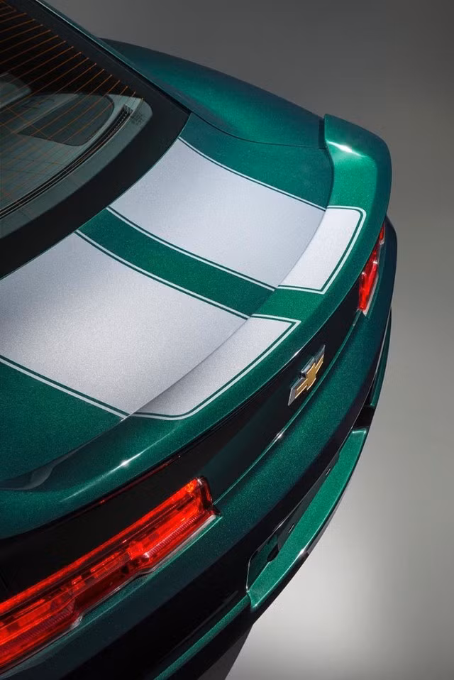 Thực chất, mẫu xe này là phiên bản độ của chiếc Camaro SS. Chevy Camaro phiên bản đặc biệt nổi bật với bộ cánh màu xanh ngọc đẹp mê ly.