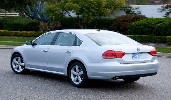 Volkswagen Passat TDI (7,6%): Được thiết kế lại với phong cách đậm chất châu Âu, không gian nội thất rộng rãi, động cơ diesel tiết kiệm năng lượng tối ưu, Volkswagen Passat 2014 đang là mẫu sedan gia đình được ưa thích nhất.