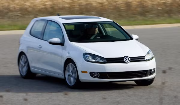 Volkswagen Golf TDI (5,9%): Xe có thể là một trong những sản phẩm cuối cùng thuộc dòng này mà hãng sản xuất tung ra nhưng độ "hot" của nó trên thị trường thì không hề giảm.
