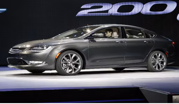 So với mẫu xe nguyên bản, Chrysler có hệ thống nột thất được bọc da mềm Nappa, hệ thống điều khiển không khí tân tiến, hệ thống treo nâng cấp và hệ thống truyền động 4 bánh.