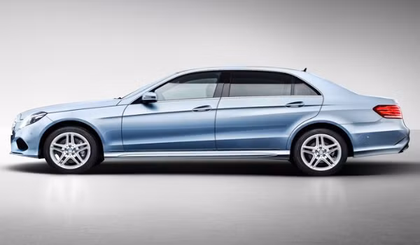 Mercedes-Benz E-Class 2015 có giá niêm yết 51.800 USD - 103.200 USD (tương đương 1,1 - 2,2 tỷ đồng) và đạt tốc độ cực tiểu 240-304 km/h, tốc độ cực đại 464-576 km/h. Mercedes-Benz E-Class 2015 mang phong cách thể thao nổi bật và được trang bị hàng loạt tính năng an toàn nhằm hạn chế tai nạn cho hành khách và tài xế.