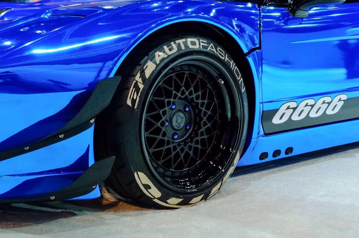2. Mẫu Rocket Bunny Acura NSX với bánh xe được thiết kế bởi hãng 6666 Customs. Bánh sau kích thước 17x10,5 inch, bánh trước 17x9,5 inch đi cùng vỏ cao su của hãng Nitto NT05.