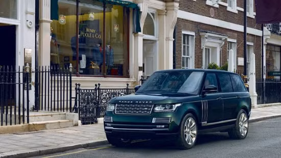 Range Rover Long-Wheelbase có mức giá khởi điểm đắt hơn nhiều so với xế độ Range Rover LWB V8 tăng áp và H&H Rangie và hiện đang là chiếc xe Range Rover đắt nhất thế giới. So với Lamborghini Huracan, Range Rover nổi bật hơn với bộ cánh màu xanh lá cây cực độc và có chỗ để chân phía sau dài hơn 186 mm.