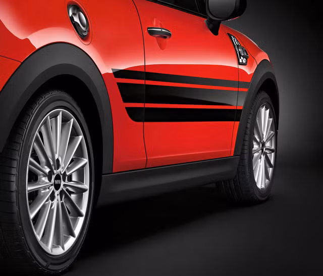 MINI Cooper mới nhất sẽ vận hành trên hệ thống bánh xe 18 inch của John Cooper Work mang màu đen Jet đặc biệt.