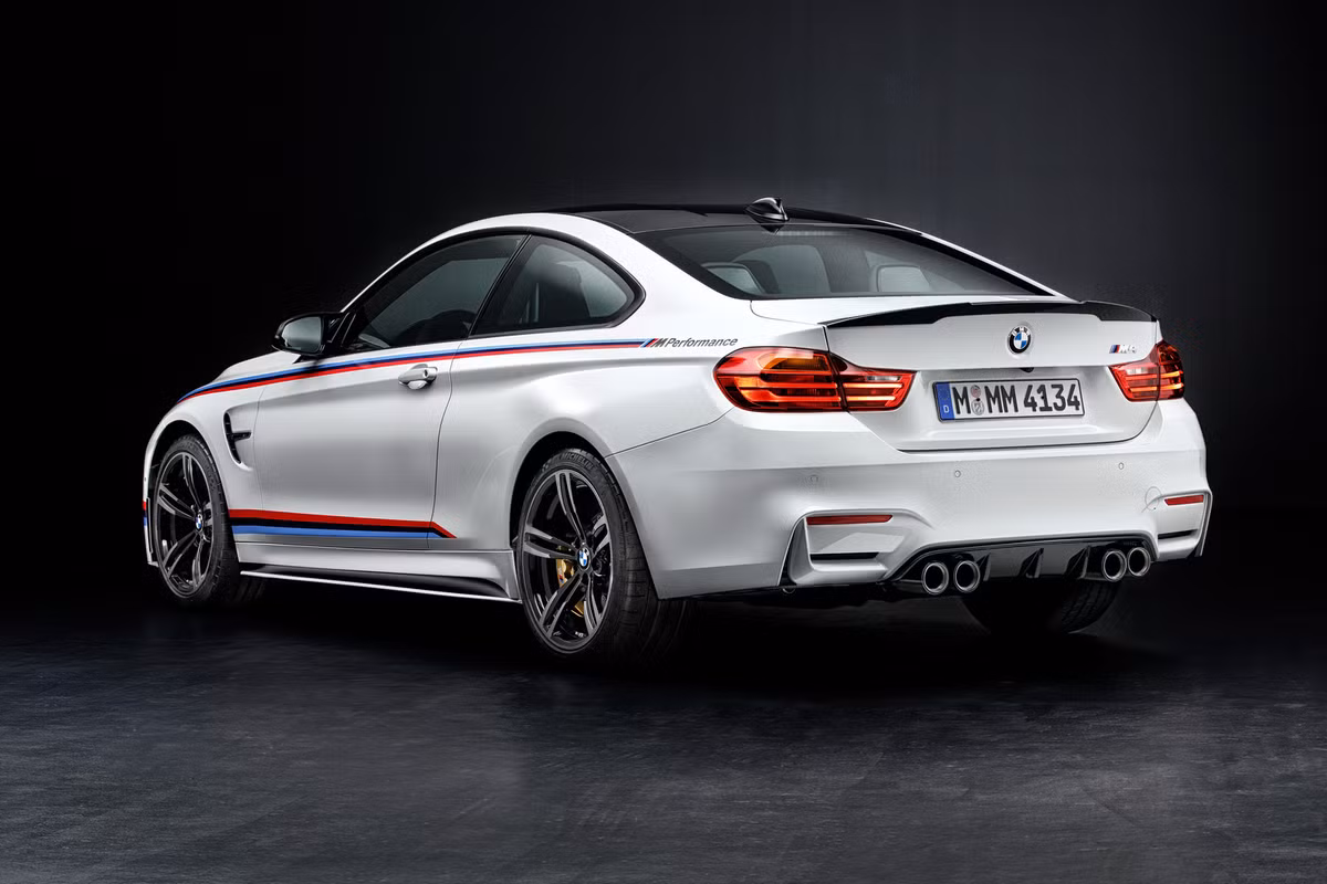 PUR cũng được sử dụng cho các linh kiện bổ sung vào bên thân và đuôi xe của BMW M3. Ngoài ra, đề can 3 màu với dòng chữ "M Performance" cũng được dành cho các mẫu Sedan, Coupe và Convertible.