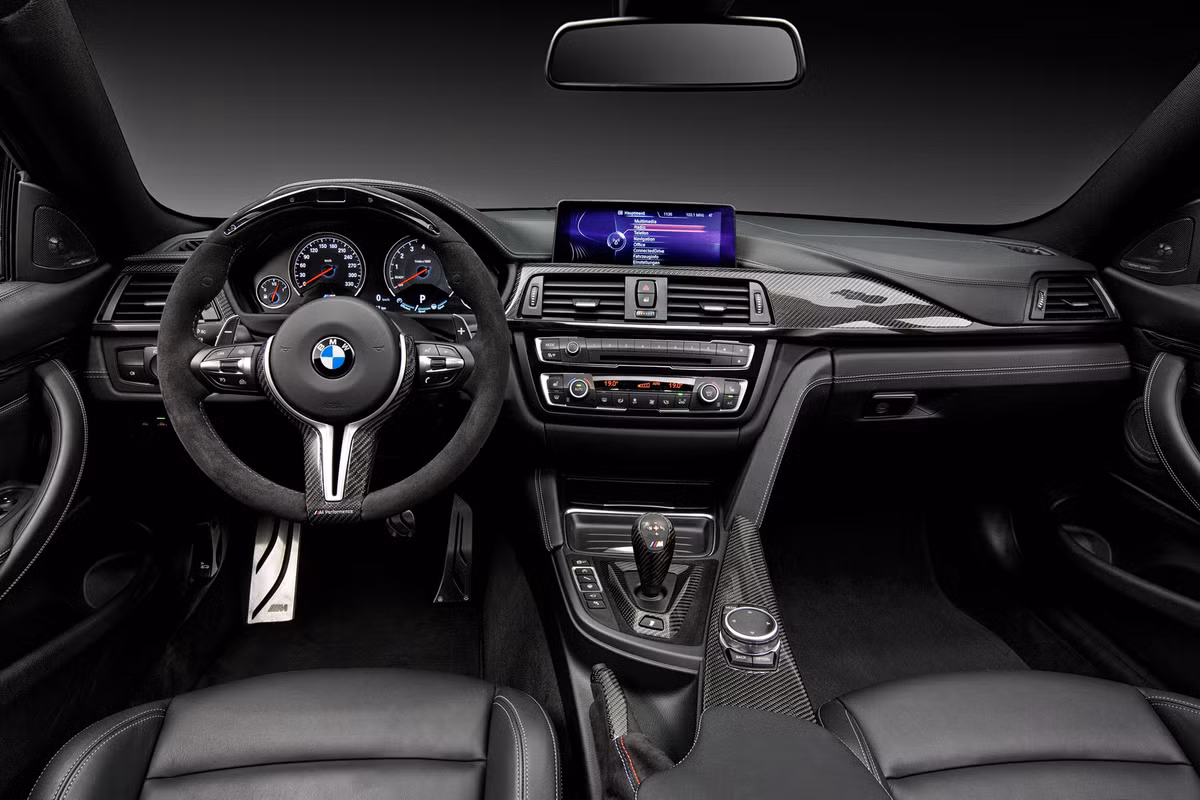 BMW còn mang đến một vô lăng mới bọc da Alcantara, carbon tỉa và Race Display cho M3 và M4. Vô lăng carbon mang dòng chữ "M Performance", vành vô lăng bọc da Alcantara có 3 loại màu sắc. Tính năng nút nghỉ được sử dụng để kích hoạt chế độ Efficient Dynamics, thể thao và Race.