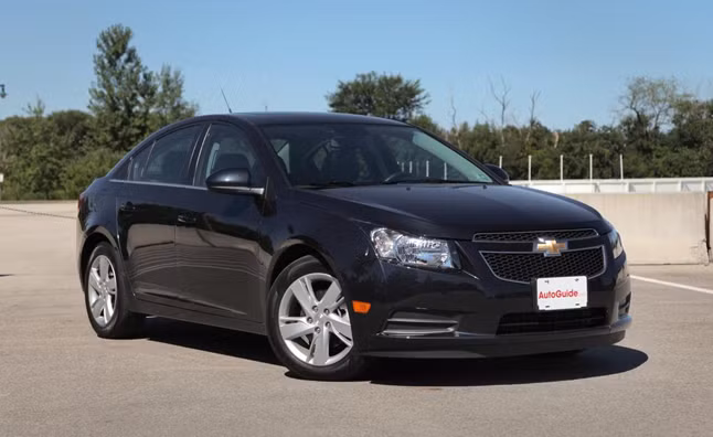 Chevrolet Cruze: "Chiến mã" nhỏ gọn này được trang bị động cơ diesel siêu tiết kiệm nhiên liệu vào hàng bậc nhất trên thị trường hiện nay. Cruze còn có thiết kế nội thất siêu sang với hệ thống ghế ngồi bọc da và bộ điều khiển cảm ứng 7 inch.