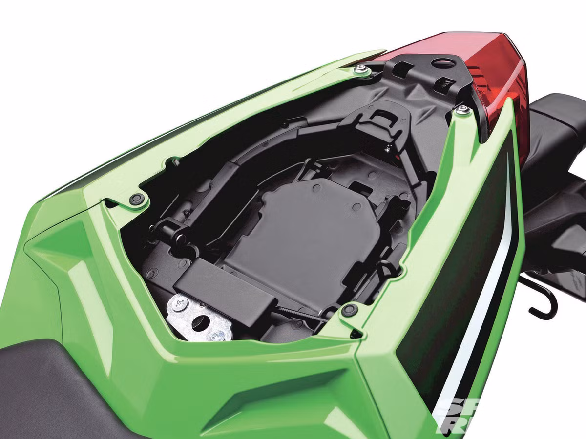 Cốp xe được thiết kế lại, gọn và tiết kiệm không gian hơn khá nhiều so với Ninja 300.