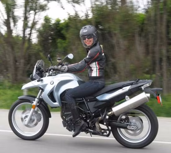 BMW G 650 GS: Nếu bạn thuộc tuýp người đam mê khám phá những hành trình phiêu lưu ký thì BMW G 650 GS là gợi ý đầu tiên cho bạn. Mẫu xe nhỏ gọn, công suất 47 mã lực này được trang bị nhiều yếu tố kỹ thuật cao cấp để trở thành người bạn đồng hành đáng tin cậy của bạn trên mọi chặng đường.