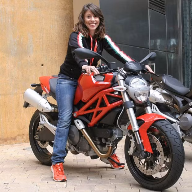 Ducati Monster 696: Có mặt trên thị trường mô tô hơn 20 năm, Ducati Monster đủ sức làm nên thành công nối tiếp thành công của mình khi tung ra mẫu Ducati Monster 696 có động cơ kép mạnh mẽ, công suất 80 mã lực, thiết kế “độc” và cực kỳ phù hợp với các "bóng hồng” cá tính.