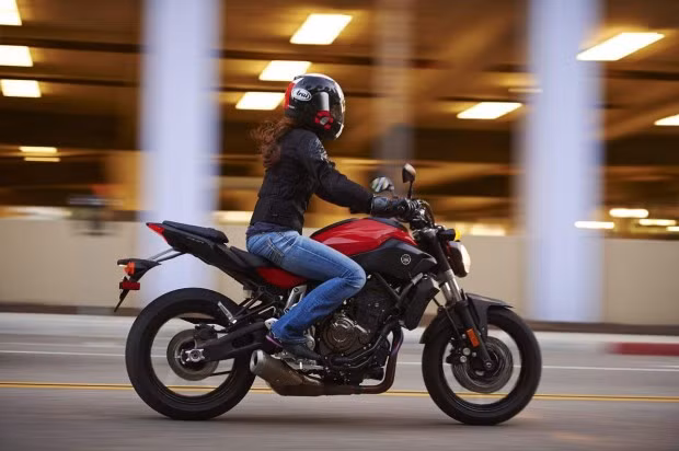 Yamaha MT-07: Mẫu xe "nửa kín nửa hở” với công suất 75 mã lực này đã cách mạng hóa thị trường bởi thiết kế nhỏ gọn, hiện đại, mức giá vừa túi tiền và khả năng tăng tốc hơn hẳn so với các đối thủ cùng phân khúc khác.