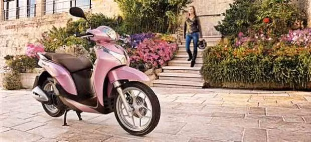 Honda Scoopy SH 125i Mode: Đáp ứng xu thế thị trường, Honda tung ra phiên bản xe tay ga Honda Scoopy SH có mức giá không thể mềm hơn 3.514 USD. Với bộ khung cứng chắc, công suất 11,2 mã lực, trọng lượng 116kg, diện tích không gian cốp xe rộng rãi, mức tiêu thụ nhiên liệu thấp (2 lít/100 km), Honda Scoopy SH 125i Mode thực sự làm hài lòng chị em.