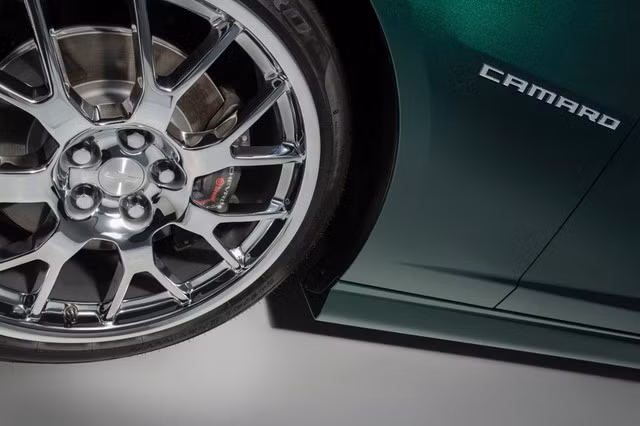 So với mẫu xe nguyên bản, phiên bản đặc biệt của Chevy Camaro trông phong cách hơn hẳn với phần mui xe và thân xe được độ gần như mới hoàn toàn.
