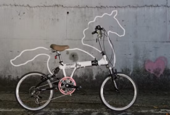 Bộ khung hình chú ngựa đang phi nước đại làm cho Horsey lạ mắt và độc đáo.