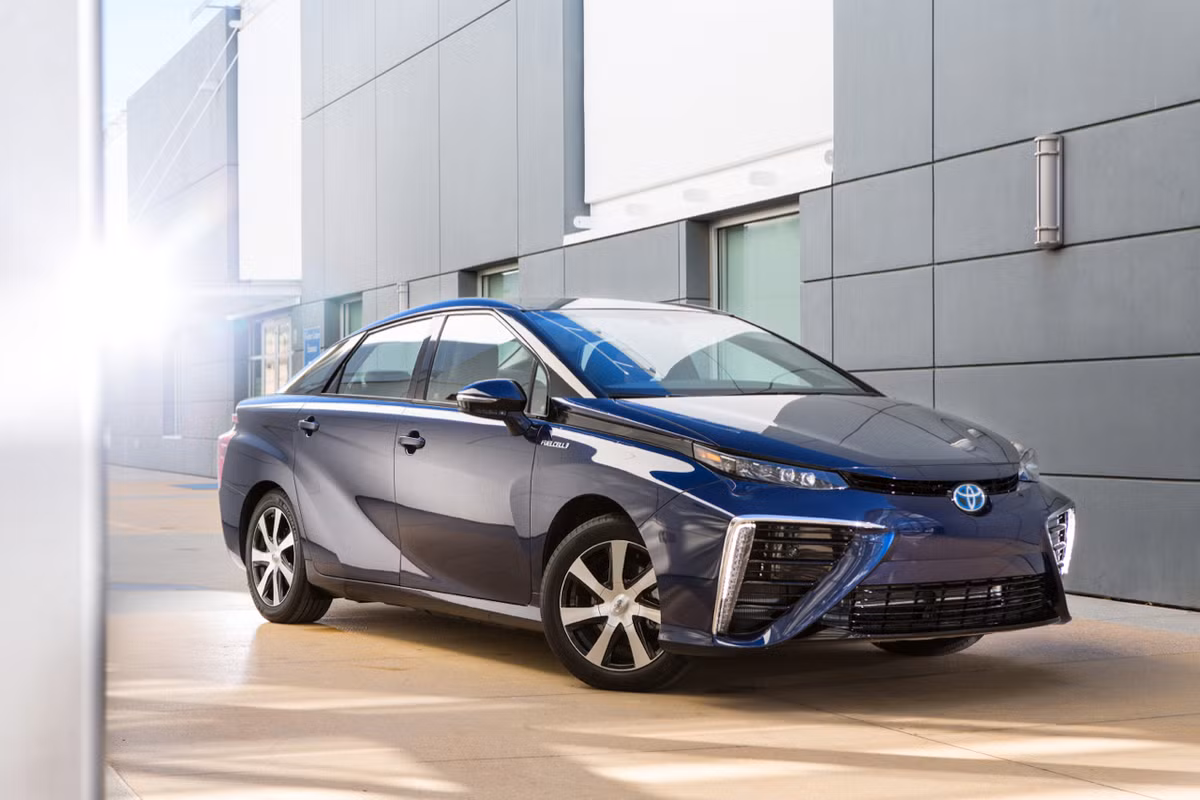 Mirai 2016 vừa được Toyota ra mắt tại Nhật Bản với giá khởi điểm 57.500 USD (1,22 tỷ đồng) và sẽ có mặt tại các đại lý tại Nhật Bản vào tháng 4/2015. Riêng thị trường châu Âu và châu Mỹ, khách hàng phải chờ tới mùa thu năm sau mới có cơ hội diện kiến mẫu xe thú vị này.