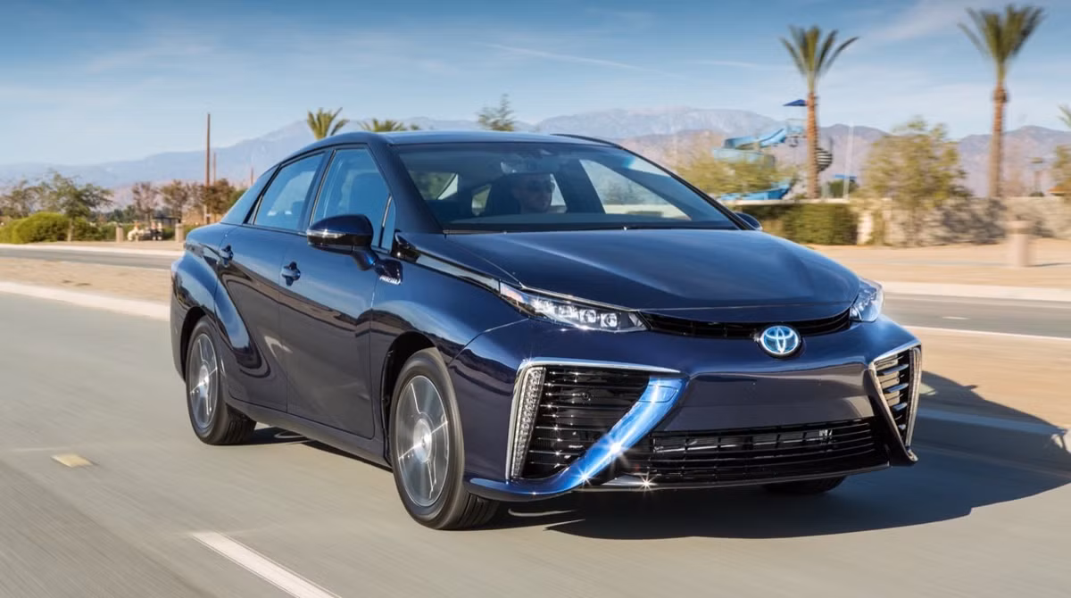 Mirai là mẫu xe đột phá của Toyota trang bị mô-tơ có công suất tối đa 153 mã lực và cụm pin nhiên liệu kết hợp khí hydro từ 2 bình chứa với oxy để tạo điện năng.