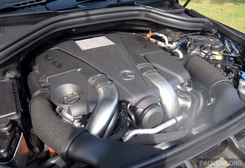 Thay đổi lớn nhất của GL 400 mới có lẽ nằm ở phần động cơ của xe. Theo đó, bộ động cơ 4,6 lít turbo kép V8 của phiên bản GL 500 được giới thiệu vào năm ngoái được thay thế bởi bộ động cơ V6 Turbo kép 3.0L mới, kích cỡ nhỏ gọn hơn.