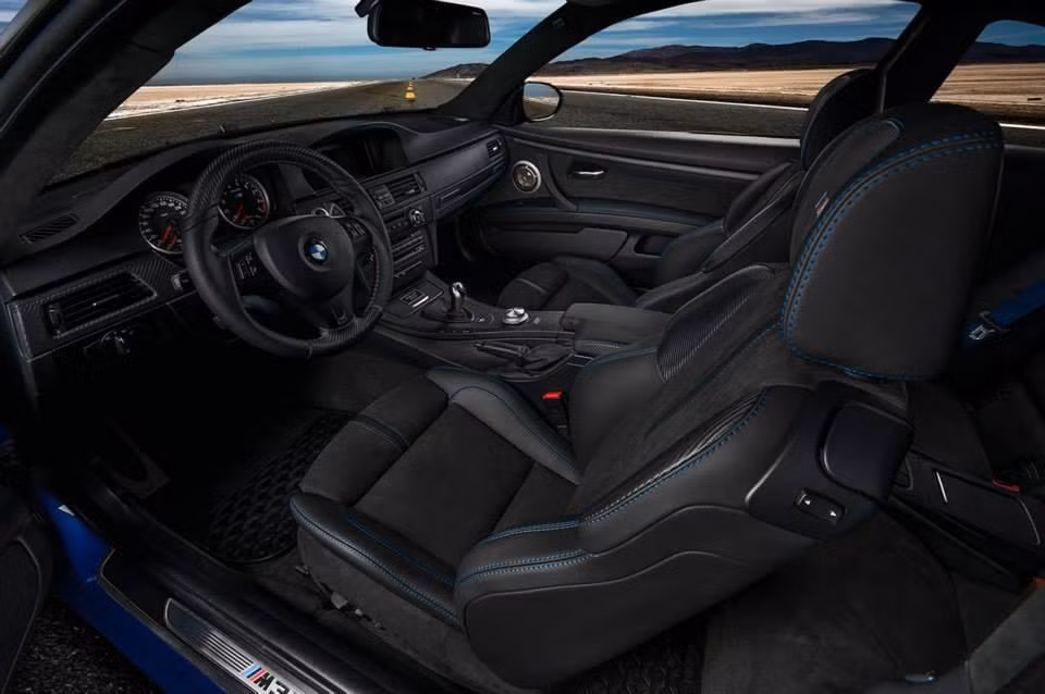 Nội thất của E92 M3 Coupe được cải tiến theo kiểu Intelagos với các chi tiết viền xanh đồng nhất với vỏ xe.