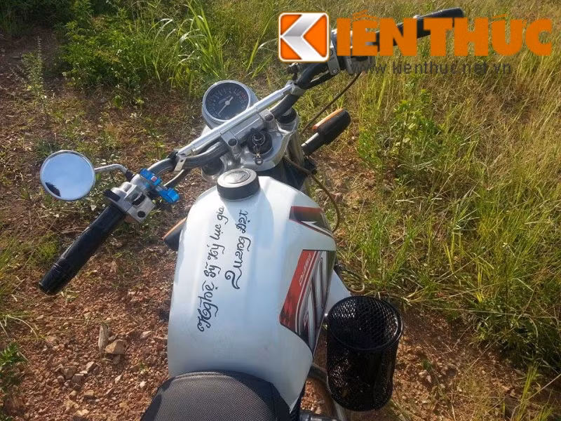 Chiếc xe này đã cùng anh Hanh rong ruổi trên khắp các nẻo đường từ Bắc vào Nam, kết nối cùng cộng đồng những người yêu Minsk chở lợn. Và vì chiếc xe quá bóng bẩy nên những dân chơi khác thường gọi xe của anh Hanh là Minsk “cải lương”. Ảnh: Chữ ký của nghệ sĩ kỷ lục gia Quang Đạt trên chiếc xe.