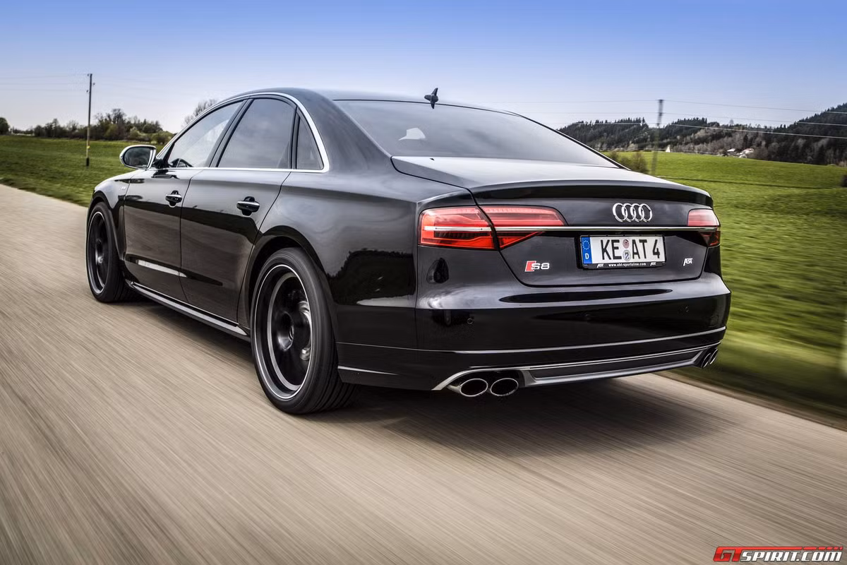 S8 cải tiến có thể tăng tốc từ 0 lên 100 km/h trong 3,6 giây và đạt vận tốc tối đa 290 km/h.