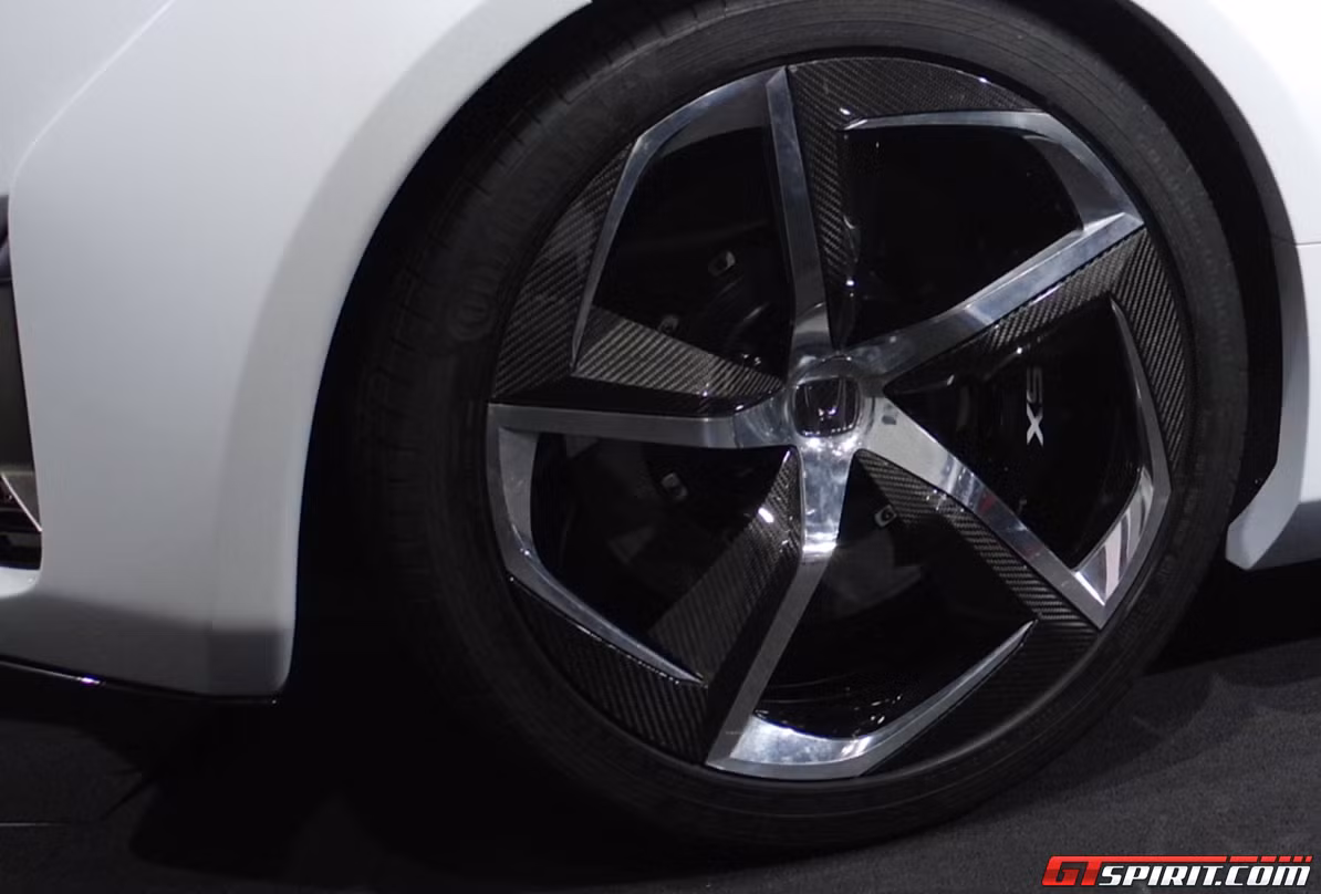 Thiết bị hãm xung được cố định bên trên biển số, tạo thành dáng chữ U. Honda NSX 2015 vận hành trên bánh xe kích cỡ lớn và chắc chắn.