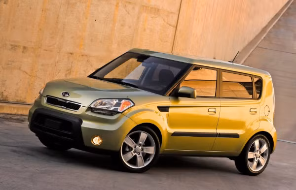 Kia Soul 2010 (dưới 200 triệu đồng): Đặc điểm ngoại thất có thể khiến bạn nghĩ rằng Kia Soul 2010 có thiết kế thô sơ và đơn giản nhưng thực tế thì hoàn toàn ngược lại. Chiếc crossover 4 cửa này được thiết kế rất tiện lợi. Hệ thống ghế ngồi trong xe cho phép người dùng có thể gập xuống để tạo không gian chở hàng hóa. Ngoài ra, hệ thống tiện ích giải trí của xe cũng được trang bị rất đầy đủ.