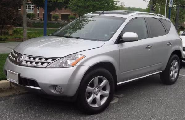 Nissan Murano 2003 (dưới 130 triệu đồng): Trong số các dòng xe crossover của Nissan thì Murano nổi bật hơn cả về phong cách lịch lãm và tinh tế. Mẫu xe SUV cỡ lớn này được trang bị động cơ V6 mạnh mẽ và tiết kiệm năng lượng tối ưu. Murano được đánh giá cao về độ an toàn, độ bền và công suất mạnh mẽ.