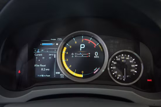 So với BMW M3 hùng mạnh, mẫu xe này nổi bật hơn với động cơ 8 xi-lanh, bảng điều khiển điện tử cao cấp. Buồng lái vẫn được trang trí theo cách cơ bản nhưng bộ phận âm thanh audio được đặt ở vị trí giữa 2 ghế.