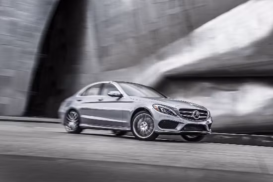 Mercedes-Benz C-Class 2015: Xe có chiều dài tổng thể lớn hơn 3,7 inch, chiều dài cơ sở lớn hơn 3,0 inch, chiều rộng lớn hơn 1,6 inch và có diện tích cabin rộng hơn. Xe sở hữu diện mạo thanh lịch với các đường cong, thẳng được thiết kế cân đối và mui xe được chạm khắc họa tiết tinh tế.